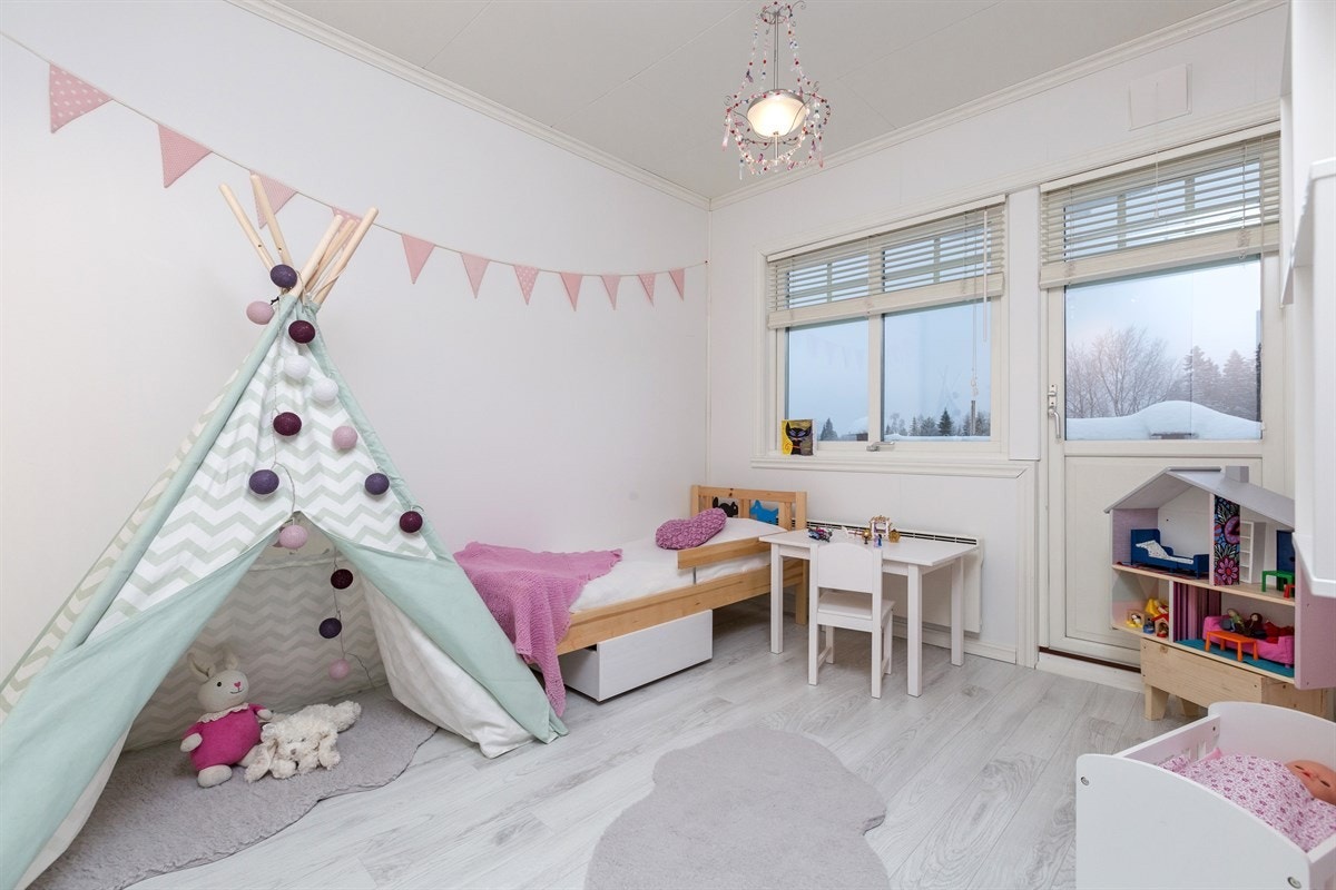Koselig soverom med nye lyse gulv og garderobeskap; et 50 cm bredt skap med vanlig dør + 2x100 cm med skyvedører. Galleribilde