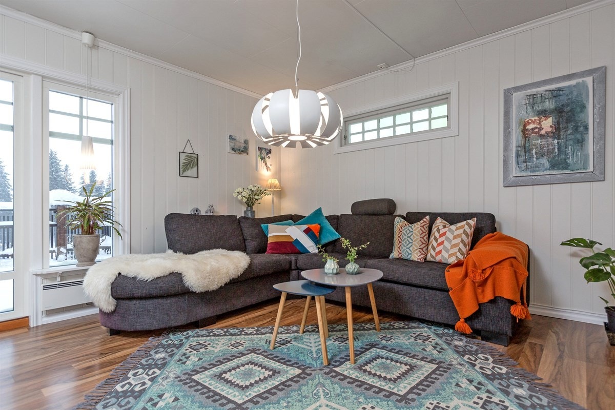 Det er utgang til veranda fra stua Galleribilde