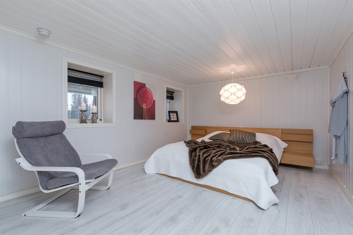 Hovedsoverommet har god plass til dobbeltseng. Det er en stor skyvedørsgarderobe i dette soverommet på 2 meter Galleribilde