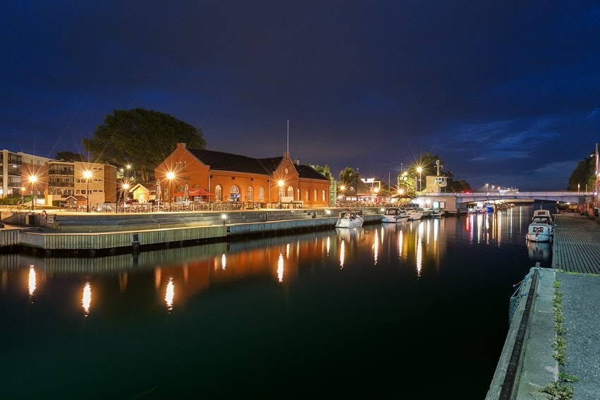 Ved kanalen Galleribilde