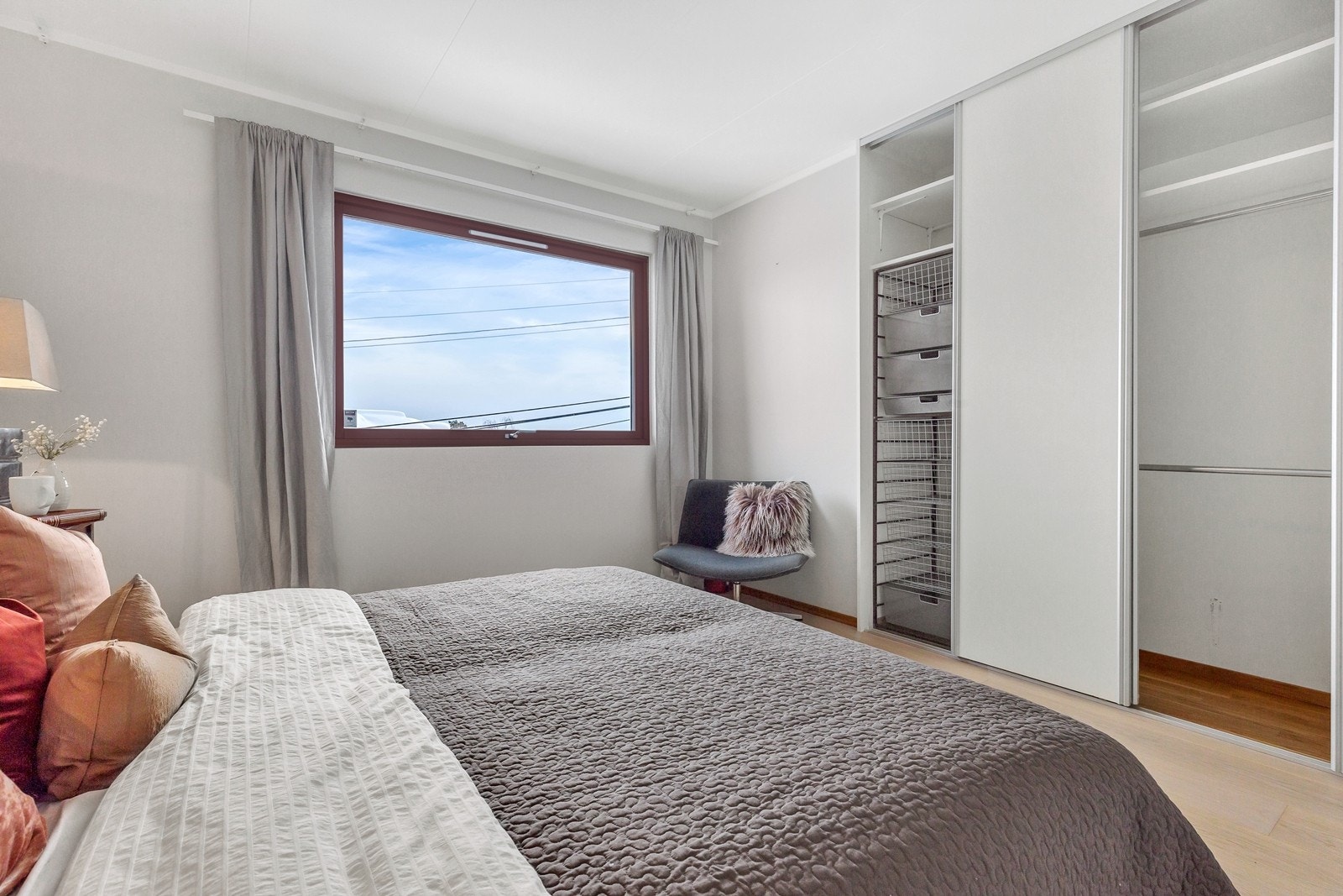 Hovedsoverom med skyvedørsgarderobe Galleribilde