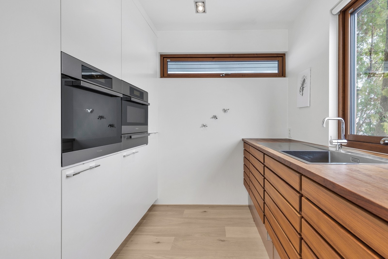 Kjøkken med integrert teknisk utstyr fra Miele Galleribilde