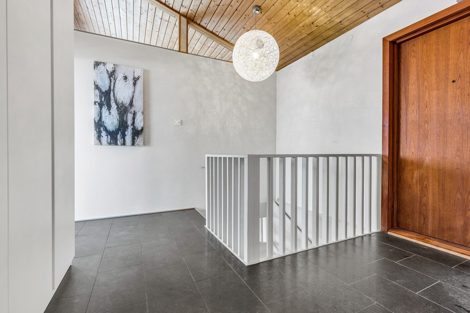 Entre/hall med skyvedørsgarderober Galleribilde