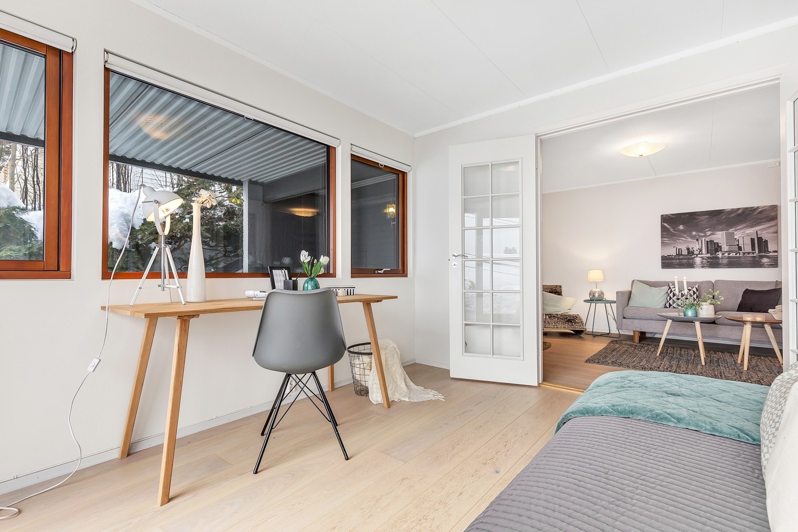 Soverom med doble fløydører mot peisestuen/Tv stuen Galleribilde