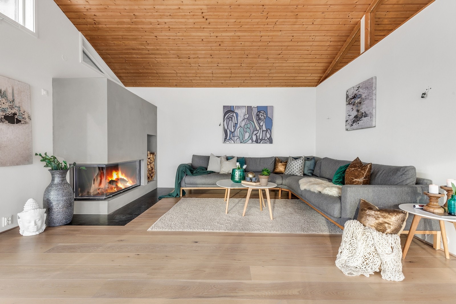 Stue med nyere peis Galleribilde