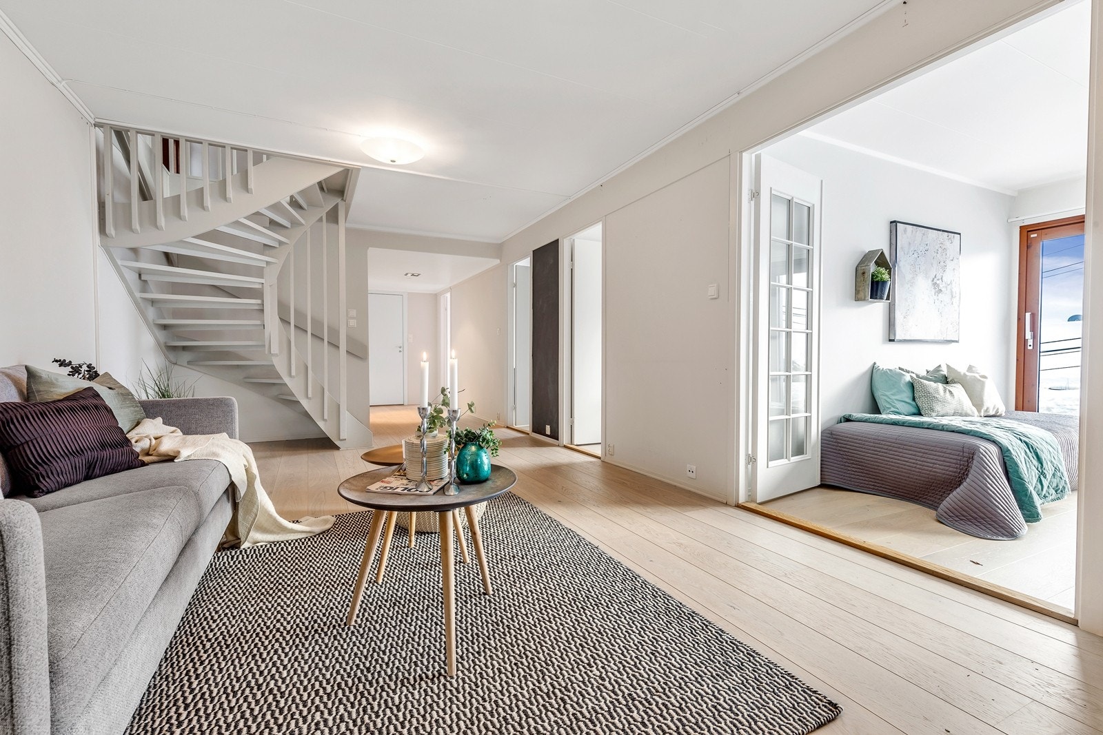 Boligen har fin planløsning over to etasjer Galleribilde