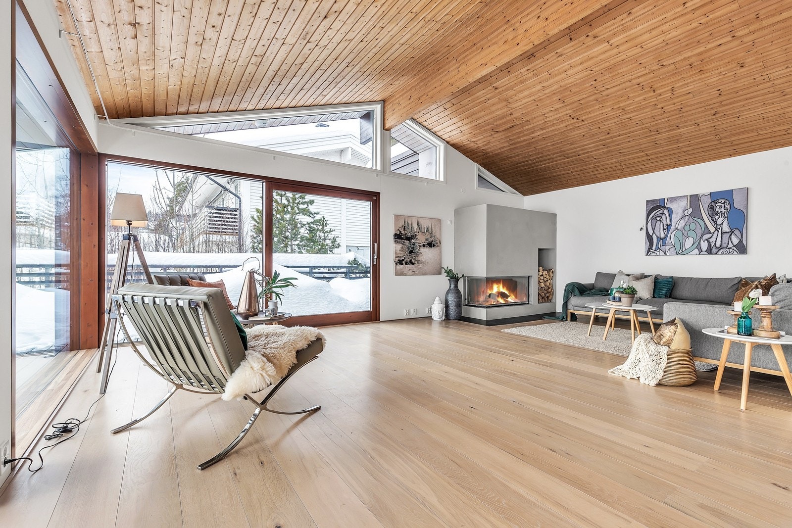 Stuen har store vindusflater Galleribilde