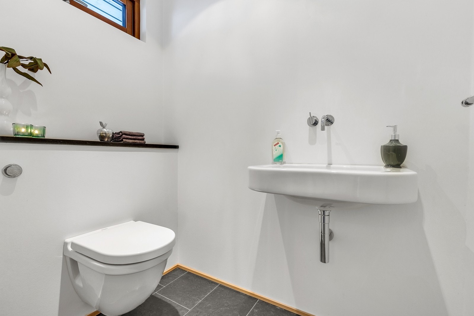 Toalett med servant i 1.etasje Galleribilde