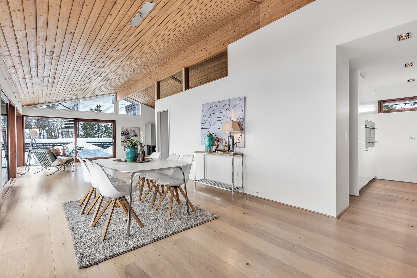 Spisestuen sett mot kjøkkenet Galleribilde