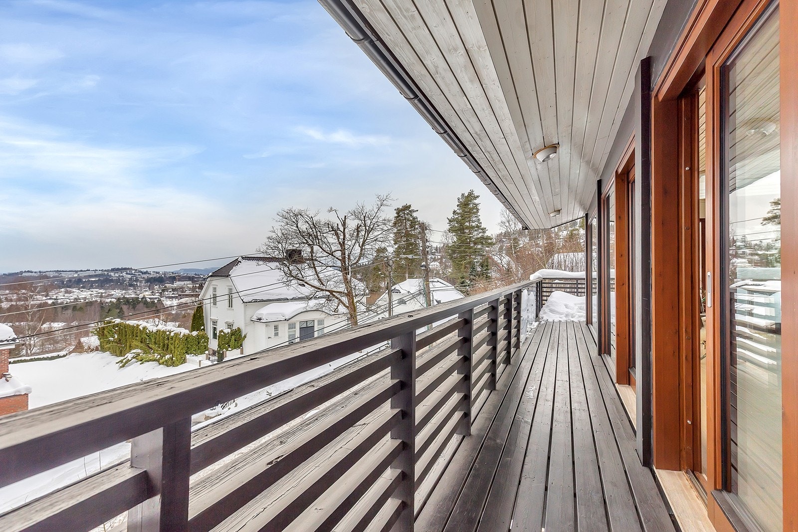 Hjørneterrasse vendt mot vest og sør på 33 m2. Galleribilde