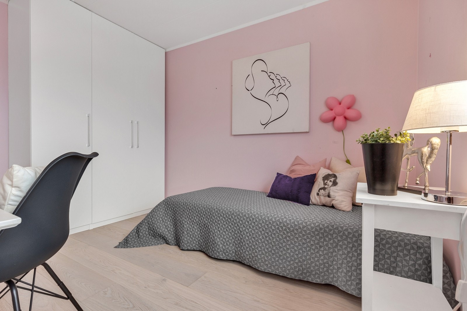 Soverom med garderobeskap Galleribilde