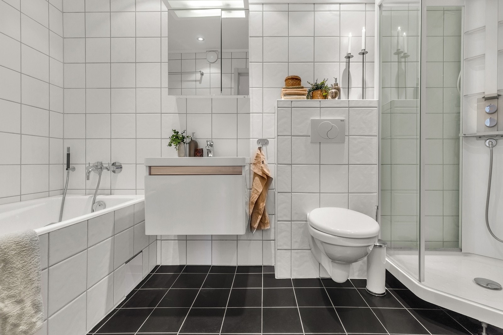 Flislagt bad med både badekar og dusj Galleribilde