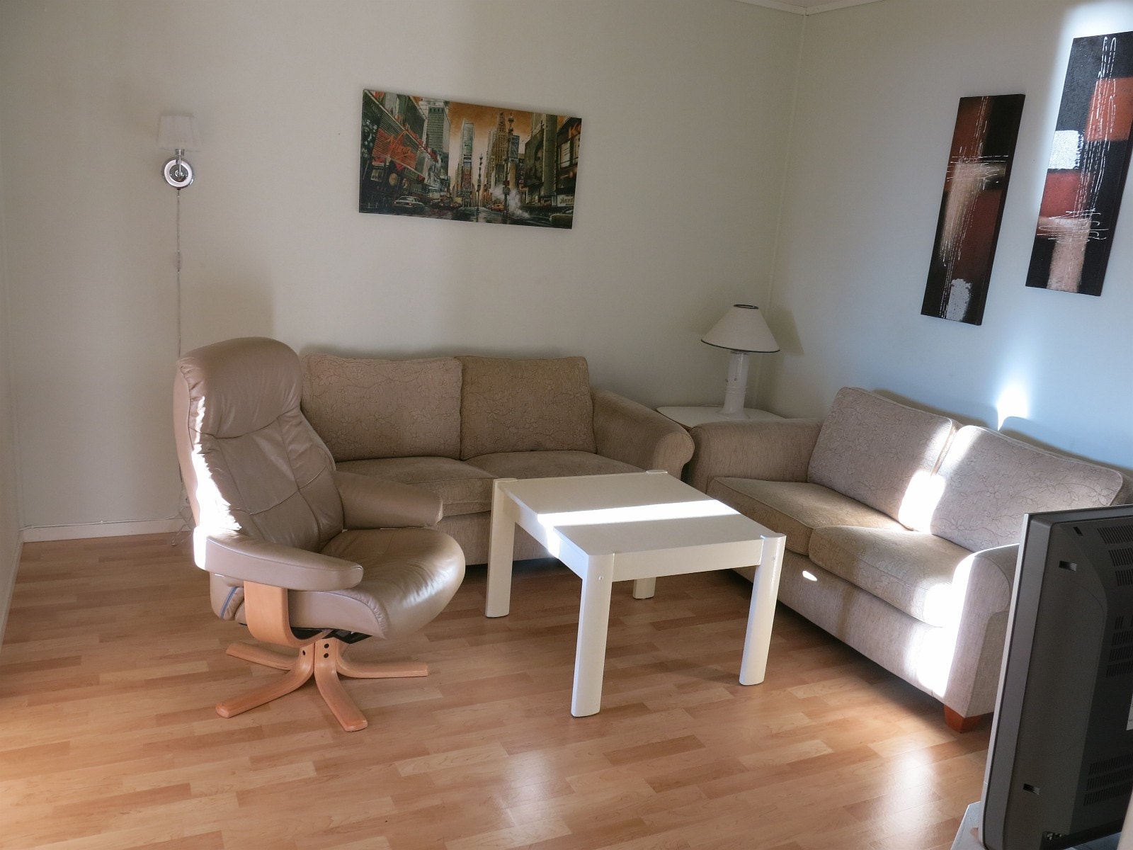 Romslig lita stue. Galleribilde