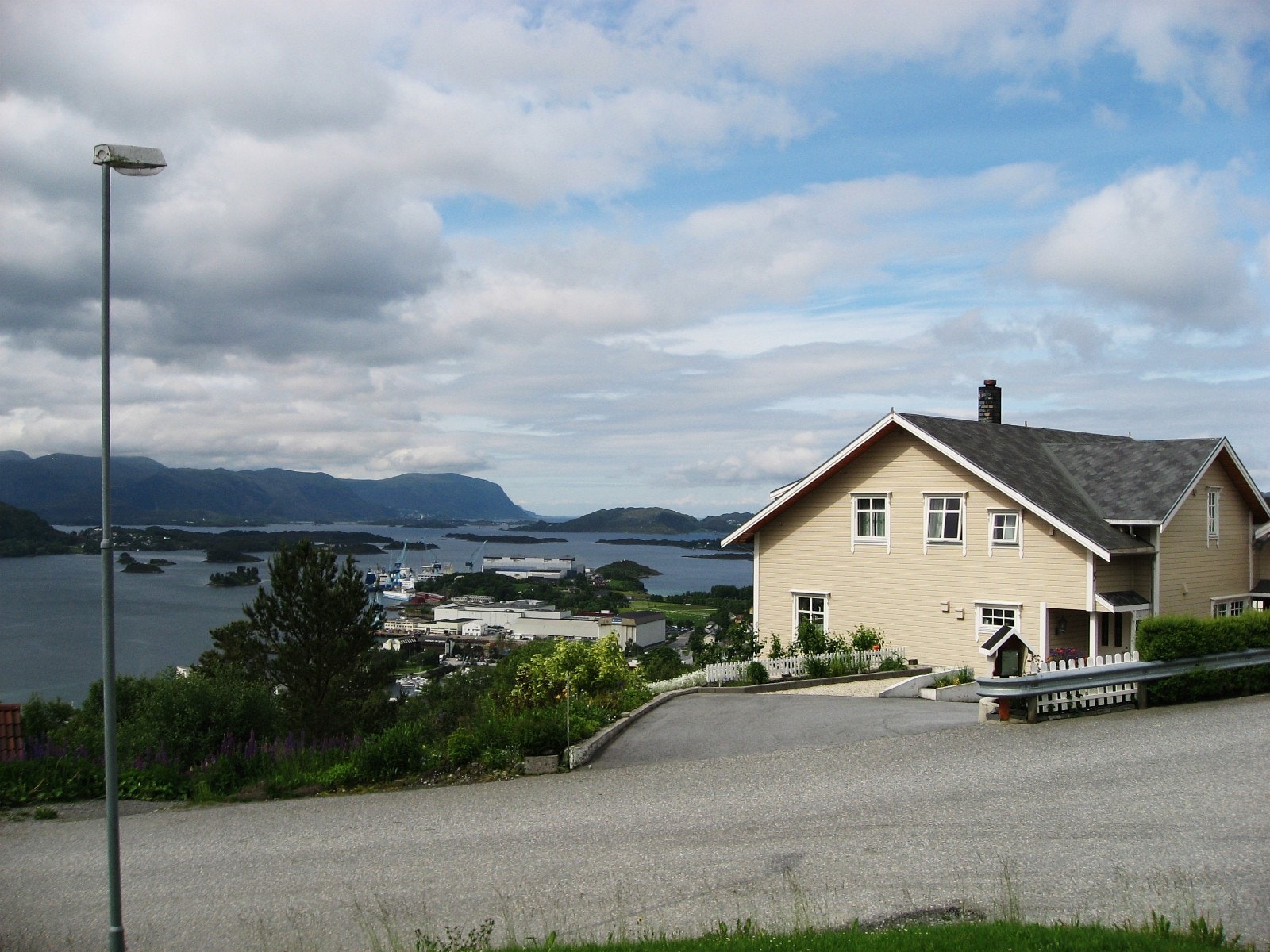 Frittliggende, god utsikt. Rolig familieområde. Galleribilde