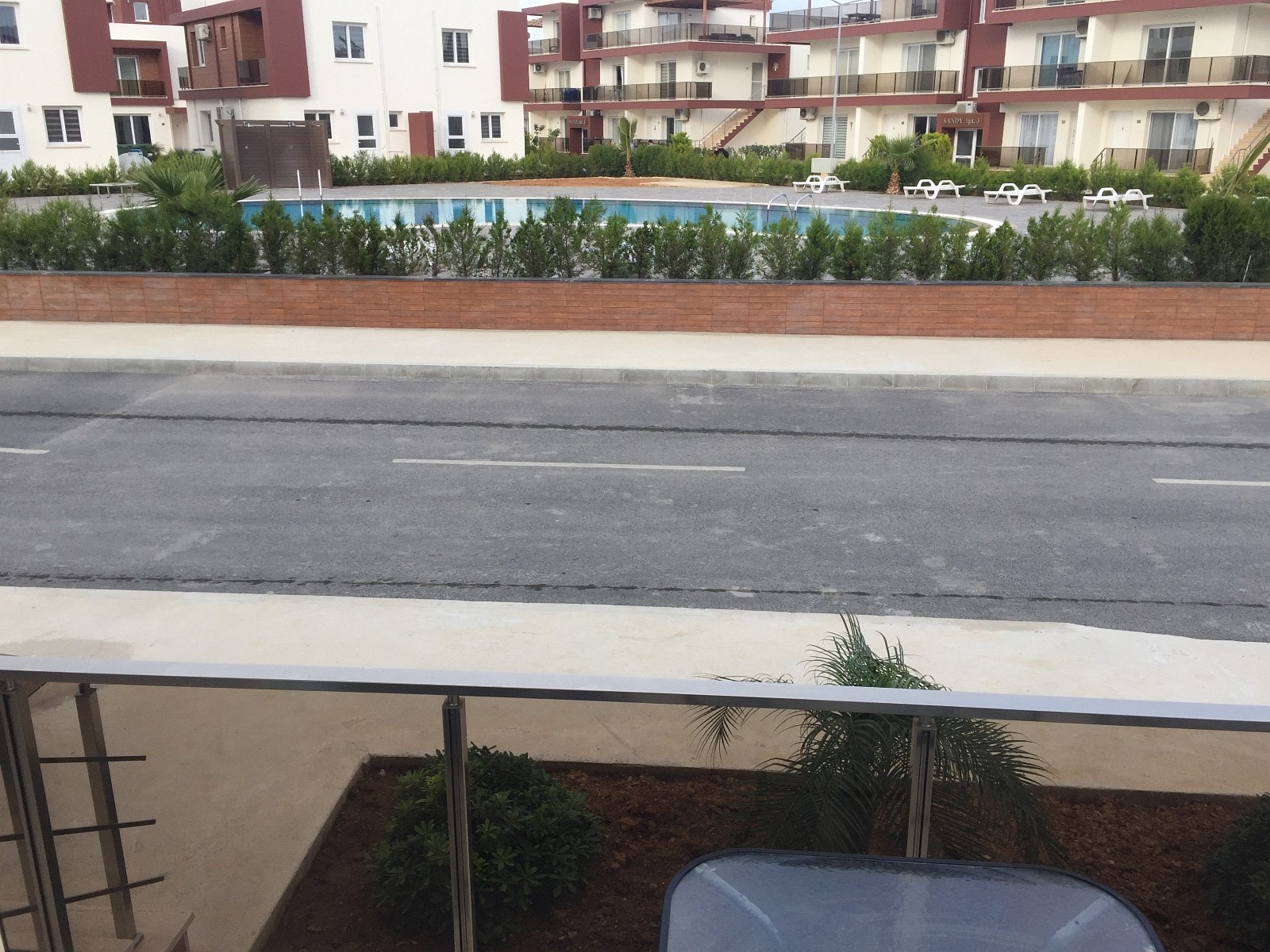 Fra terrasse på bakkeplan mot silent pool Galleribilde