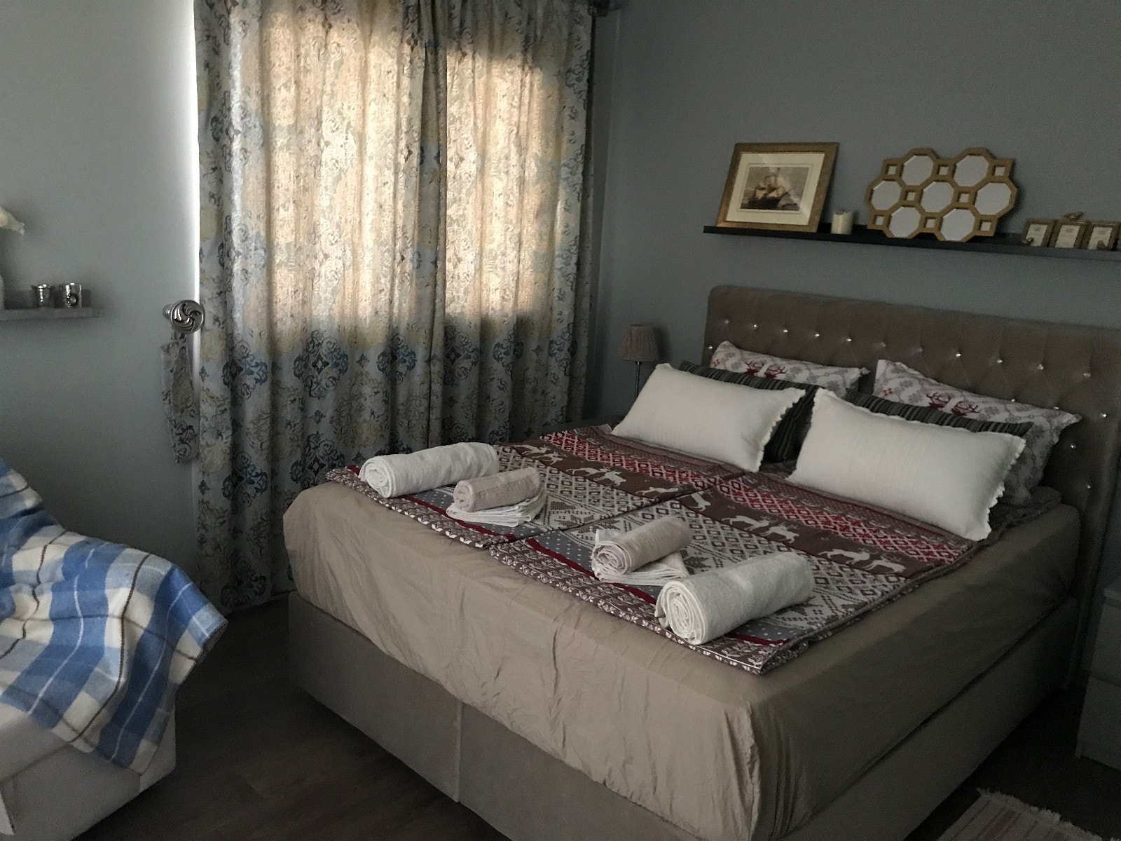 Soverom 1, Master Bedroom. Stolen til venstre er en sove-stol som kan slås ut til en fullverdig seng. Galleribilde