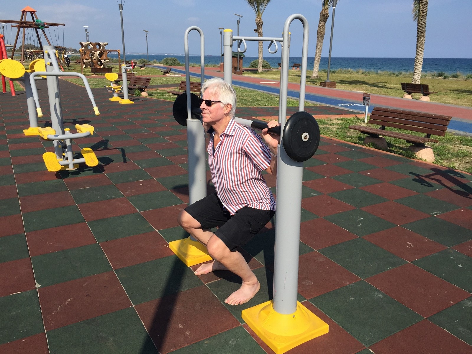 Mange utendørs fitness-apparater langs Long Beach Galleribilde