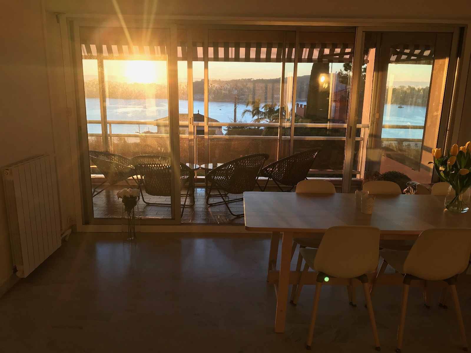 Stue og balkong Galleribilde