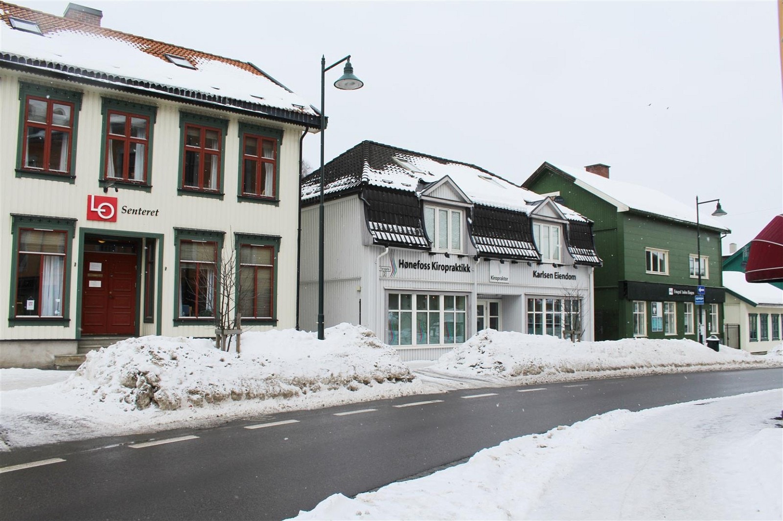 Eiendommen ligger ved Nordre Torv i Hønefoss med god profilering mot Torvgata som er en hovedgate inn til Hønefoss. Galleribilde