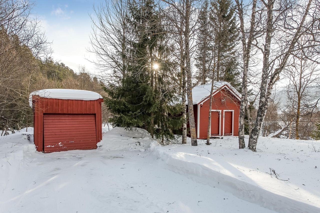 Stabbur og garasje. Galleribilde