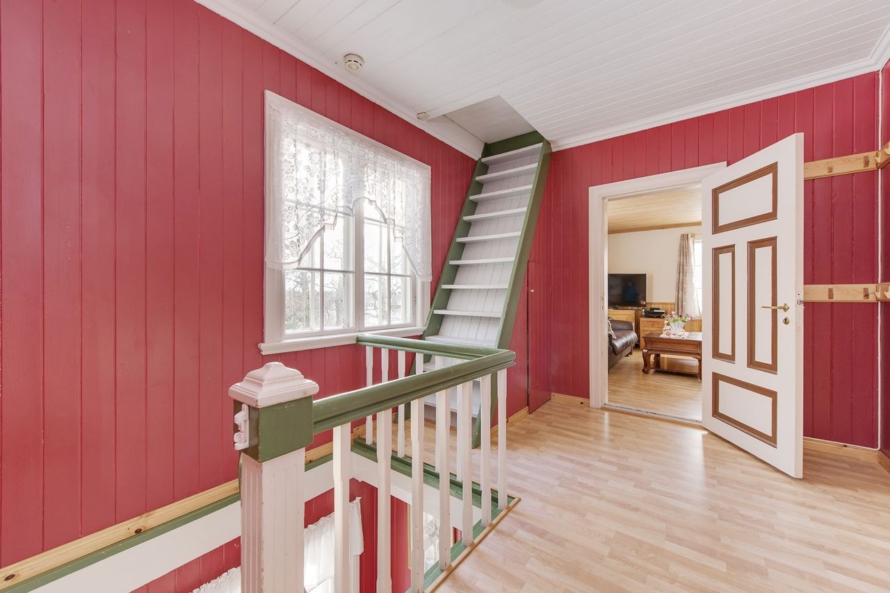Trapp fra andre etasje til stort loft. Masse plass til lagring eller videre utbygging. Galleribilde