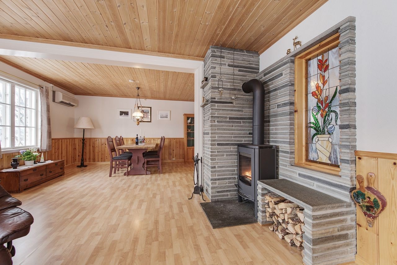 Luftig og åpen løsning mellom stuen og spisebordet. Sentralt plassert peisovn gir god varmefordeling. Galleribilde