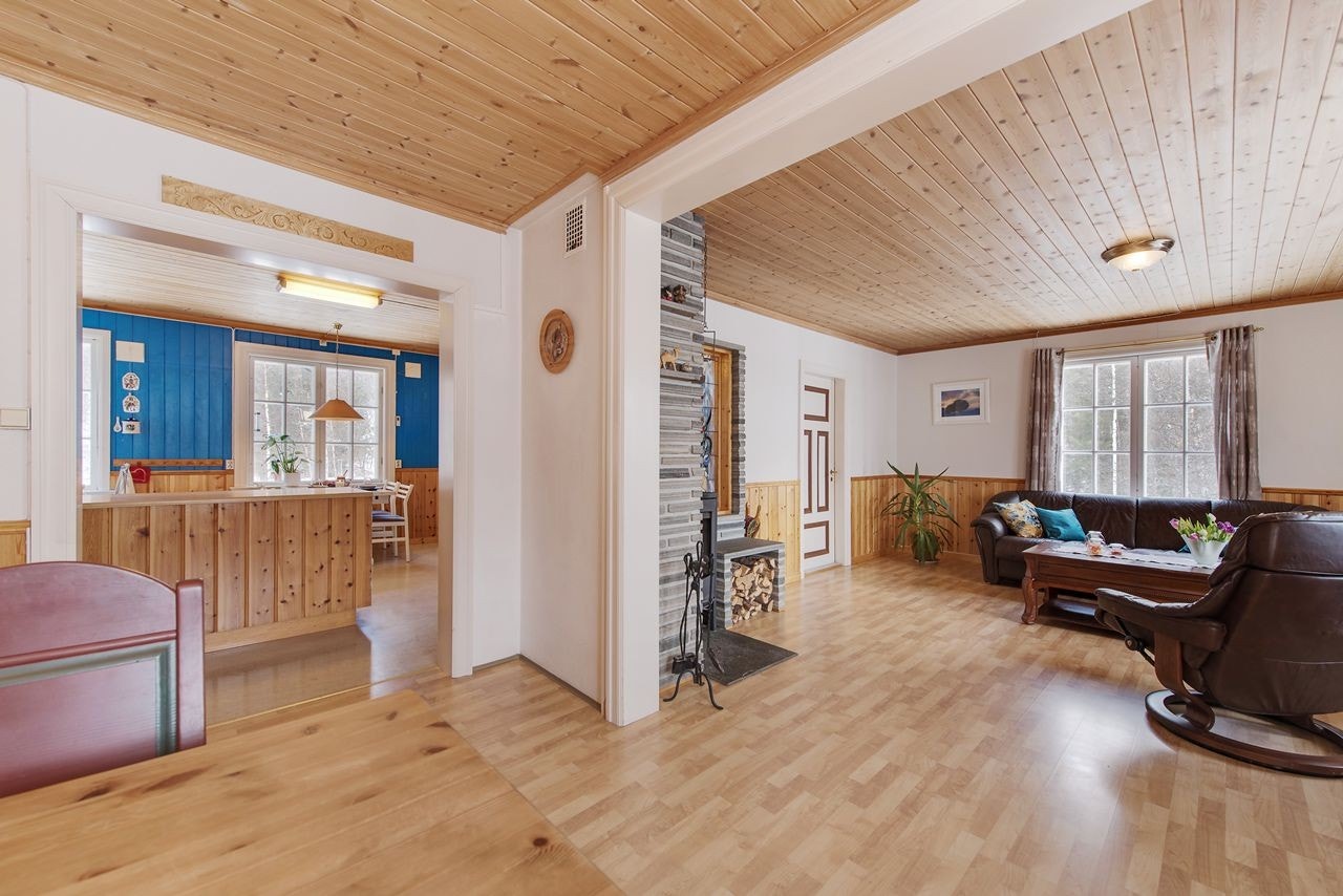 Åpen lønsning mellom, stue, kjøkken og spisebord. Galleribilde