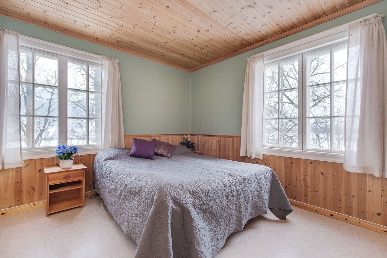 Hovedsoverom med skyvedørsgarderobe. Galleribilde