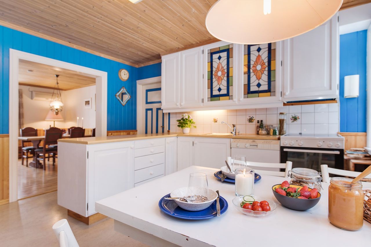 Åpen og hyggelig kjøkken med god plass til eget spisebord. Galleribilde