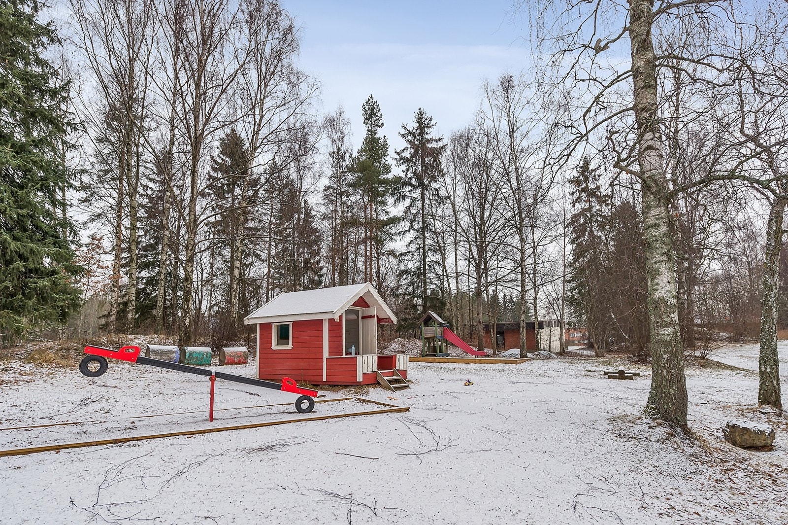 Meget barnevennelig område med lekeplass like utenfor døren og kort avstand til en rekke skoler og barnehager. Galleribilde