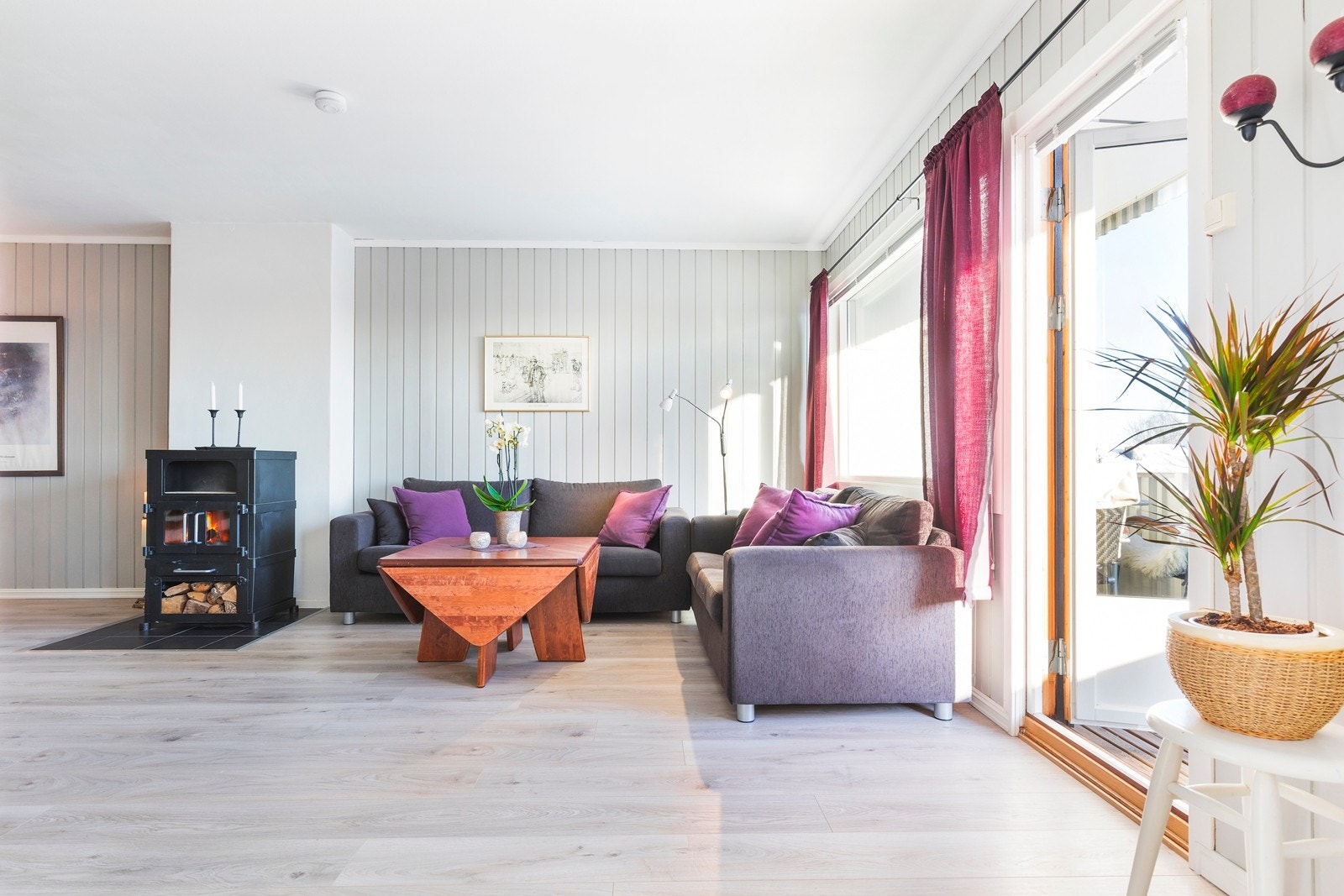 Leiligheten har en godt utnyttet planløsning med store oppholdsrom. I stuen er rikelig med plass til både sofa, spisestue og lesekrok. Galleribilde