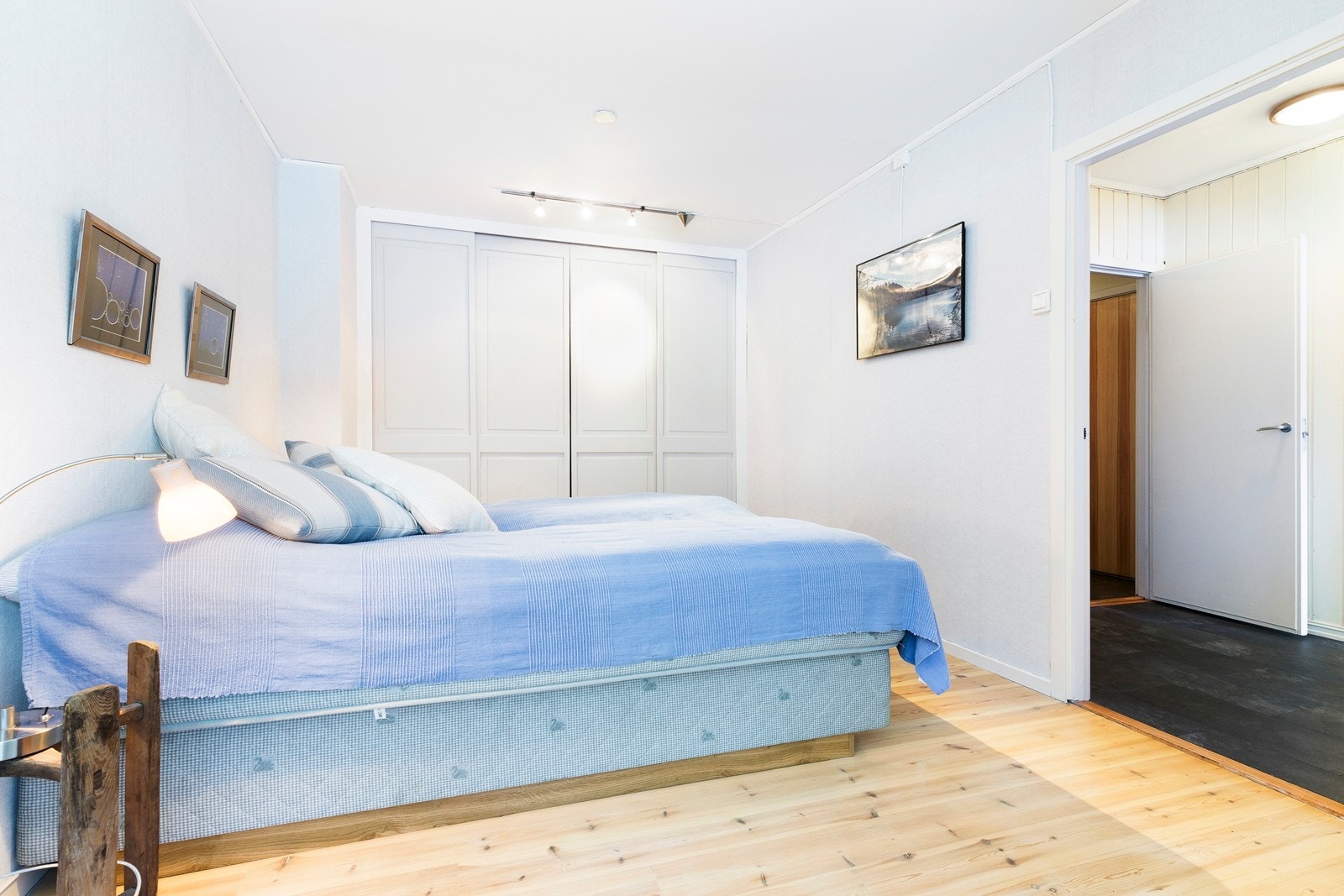 Hovedsoverom med plassbygget skyvedørsgarderobe. Galleribilde