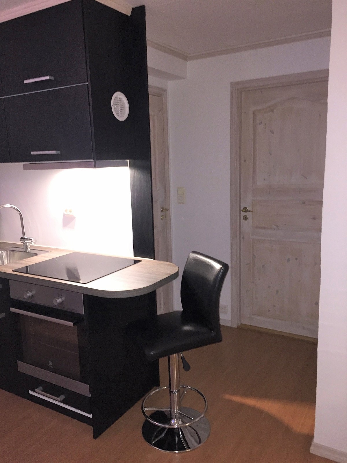 Kjøkken med sitteplass på enden Galleribilde