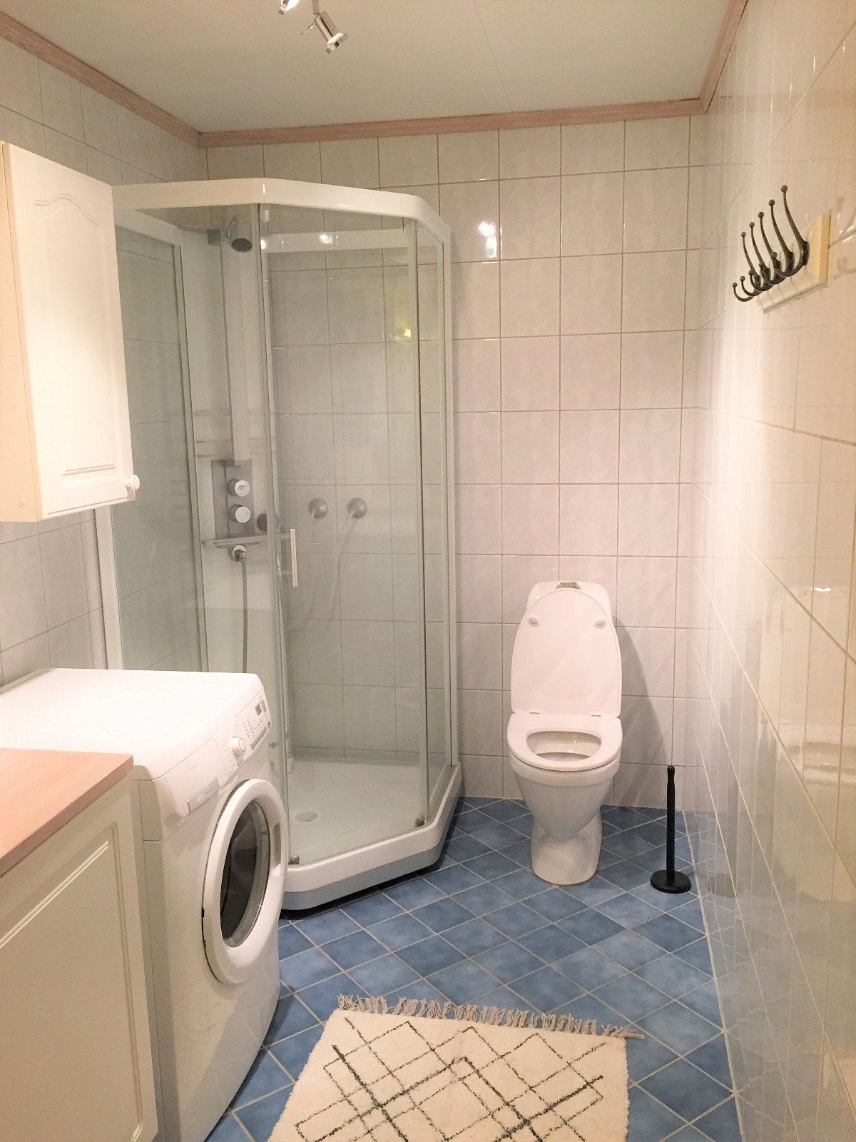 Stort bad med dusjkabinett og vaskemaskin Galleribilde