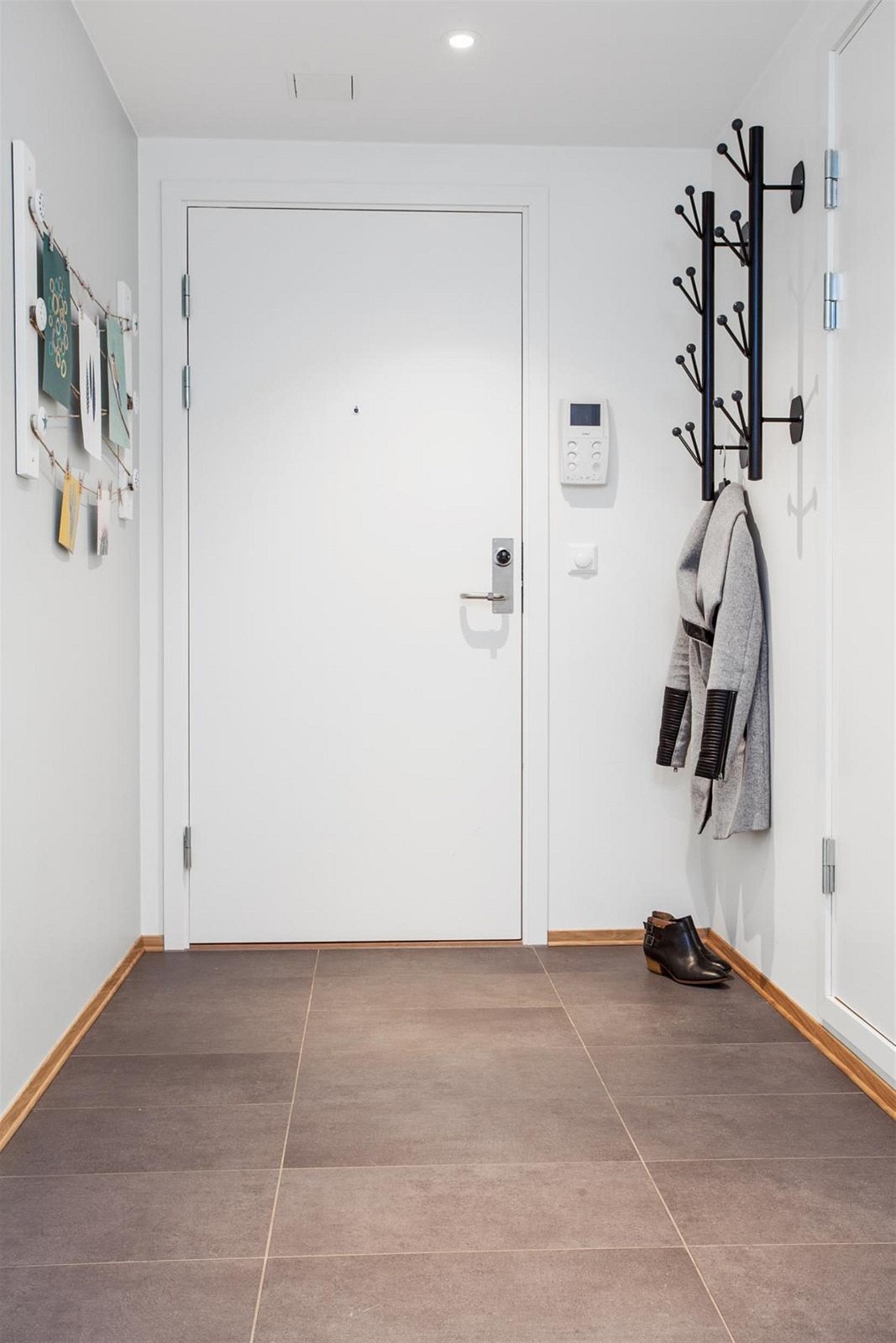 Entrè med god plass til å sette fra seg sko og henge fra seg yttertøy. Galleribilde