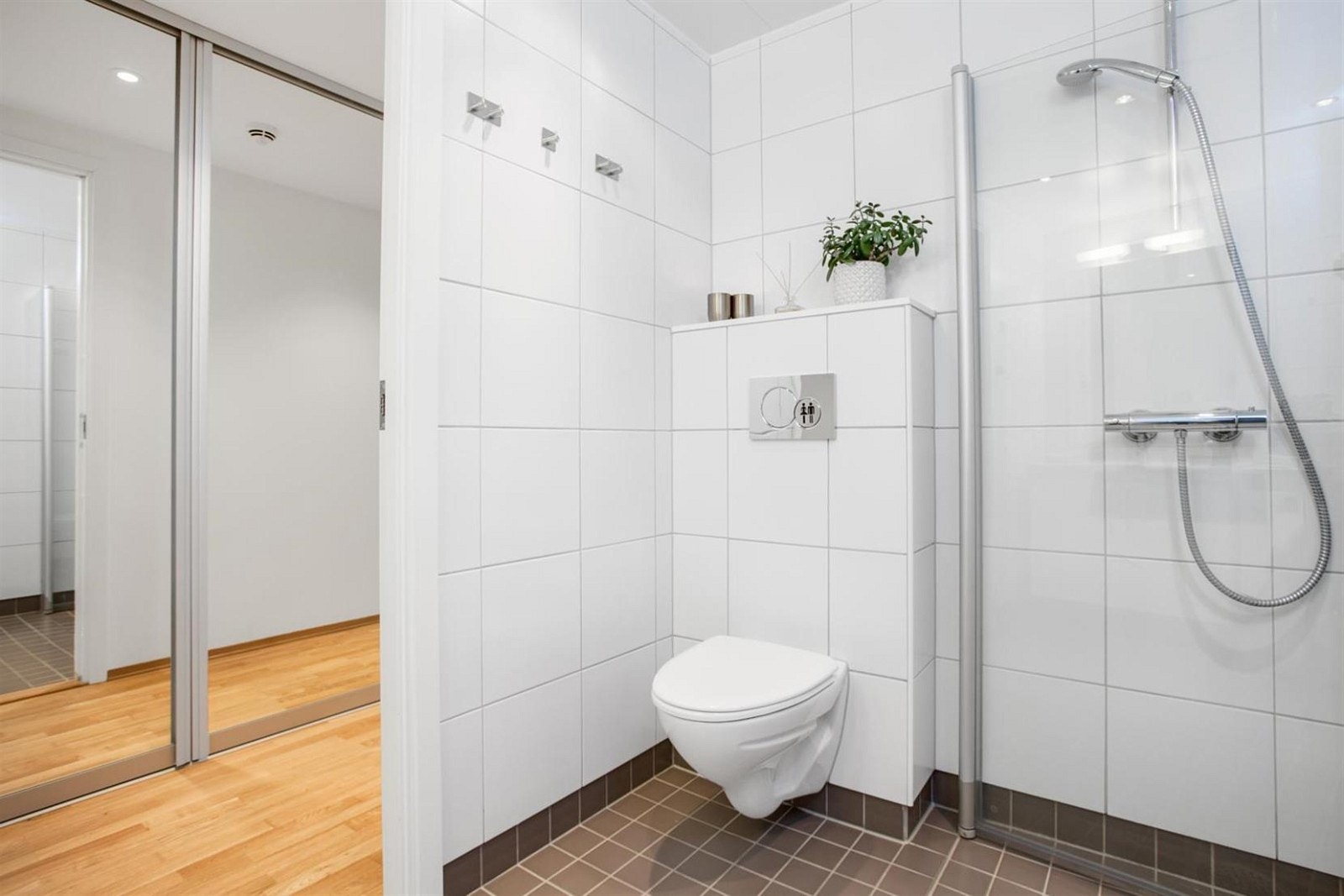 Lekkert flislagt bad. Galleribilde