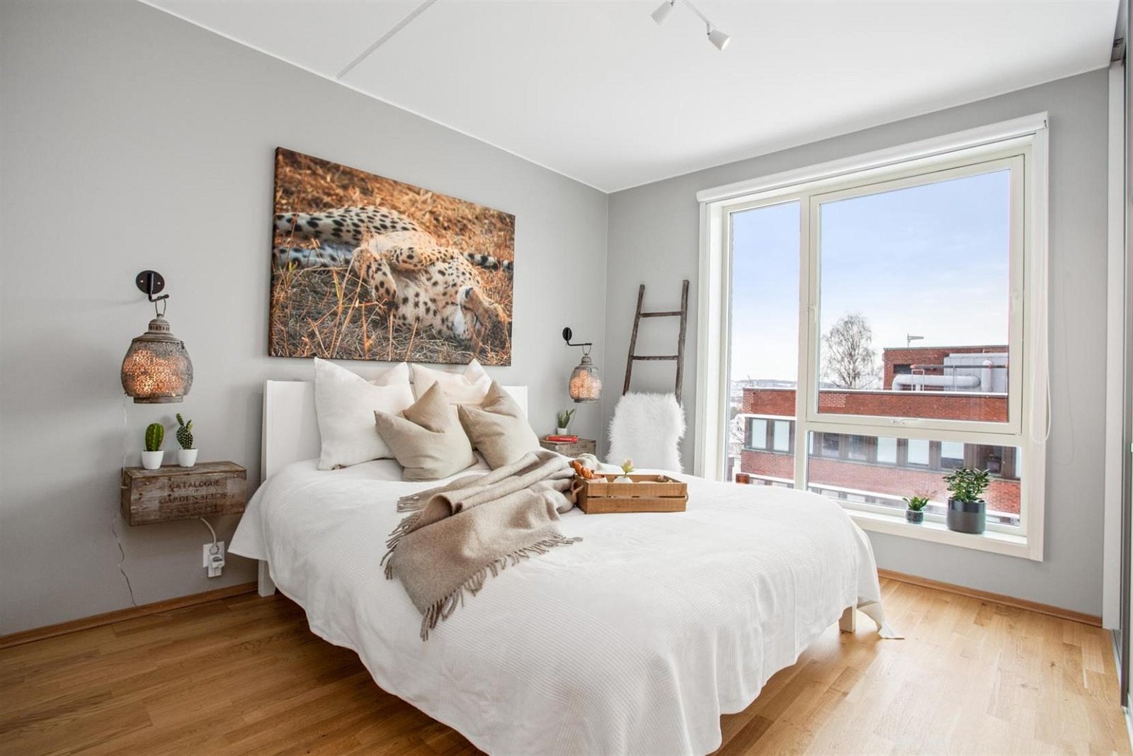 Lekkert hovedsoverom med god plass til dobbeltseng. Galleribilde