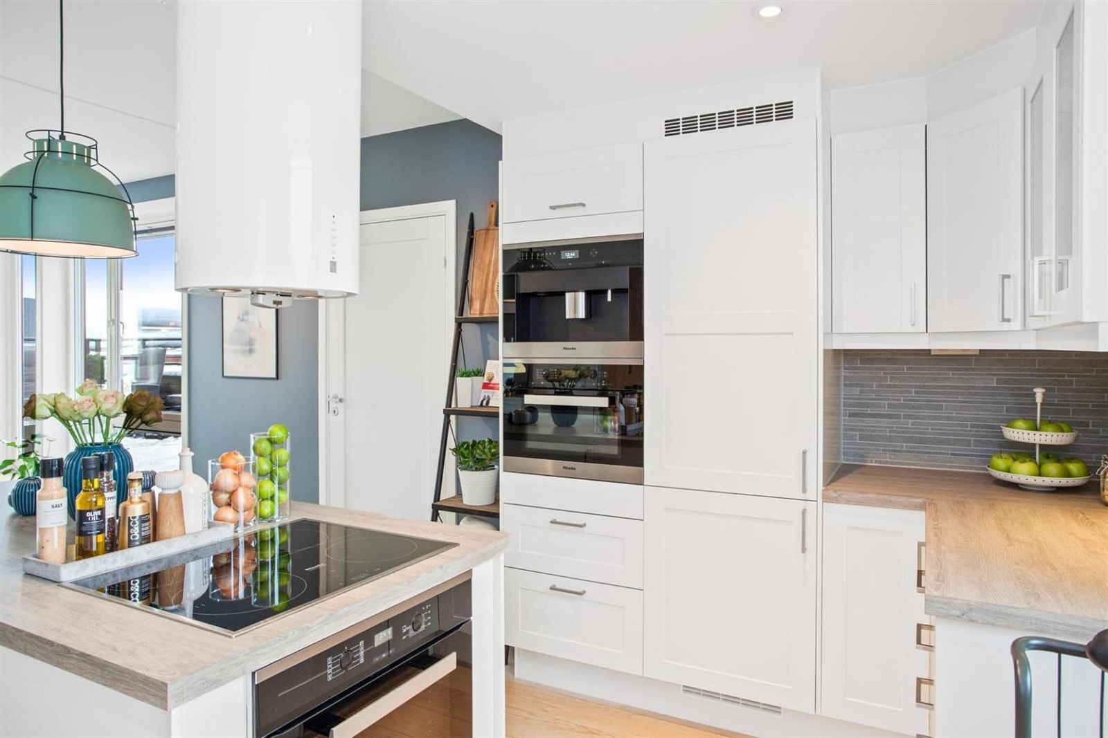 Kjøkkenet fremstår som lyst og tidsriktig. Galleribilde