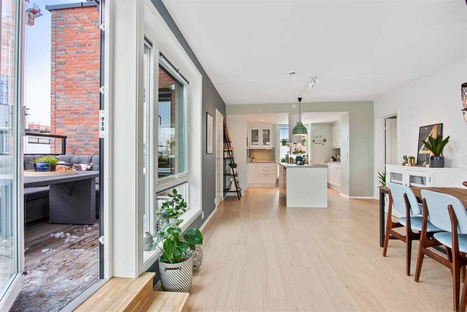 Fra stuen har man direkte utgang til terrasse og balkong. Galleribilde
