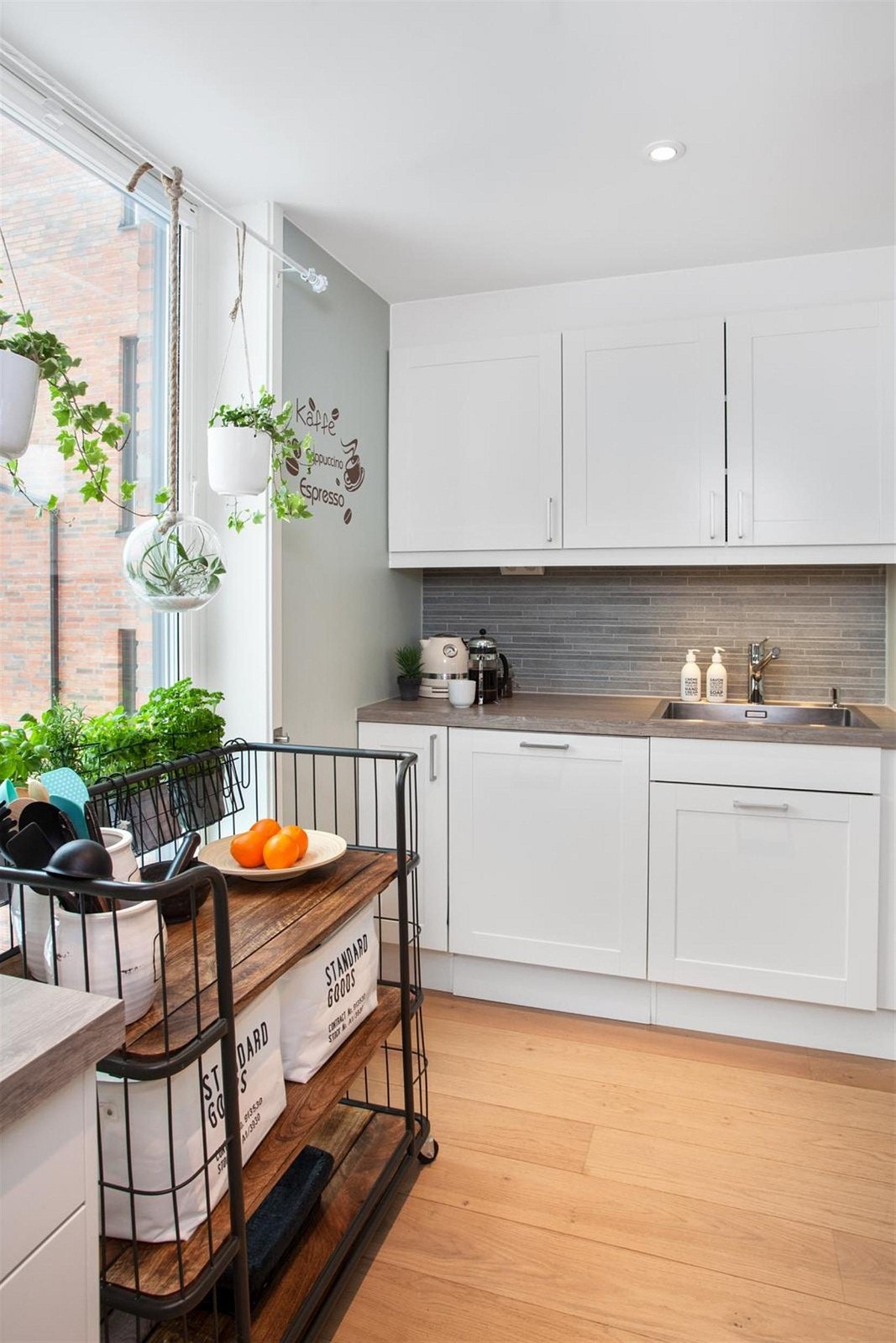 Lyst og lekkert kjøkken. Galleribilde