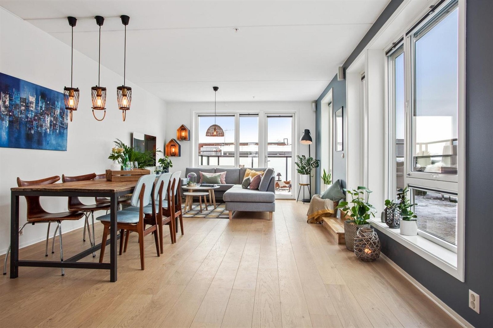 Store vindusflater slipper inn mye naturlig lys. Galleribilde