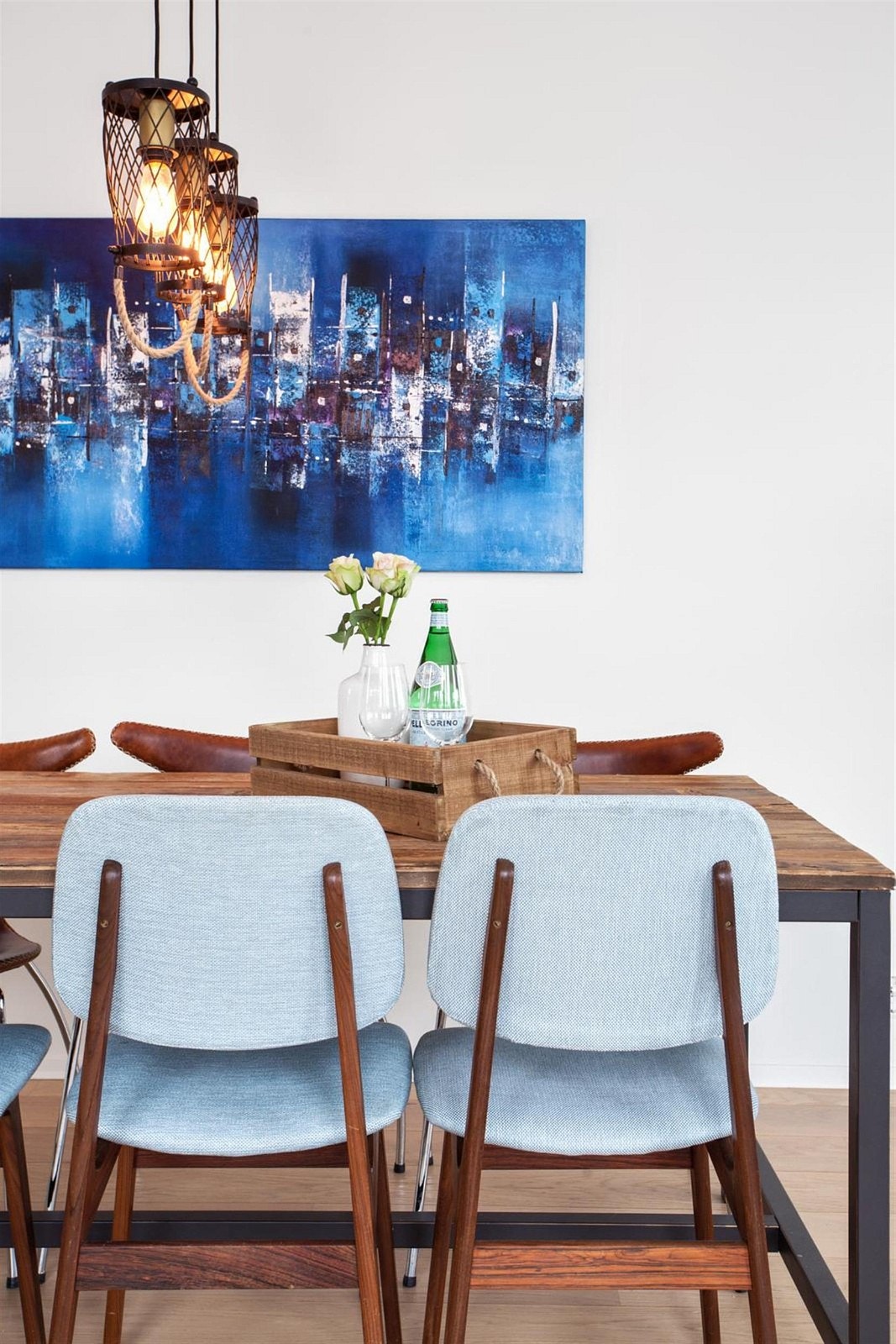 Koselig spiseplass mellom kjøkken og stue Galleribilde