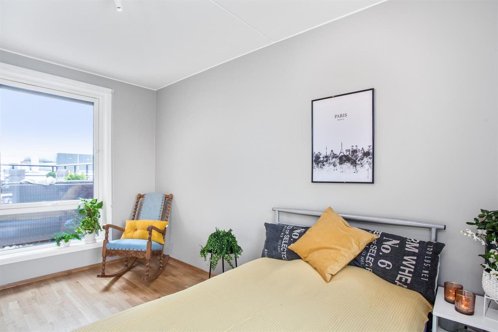 Store vindusflater på soverommet. Galleribilde