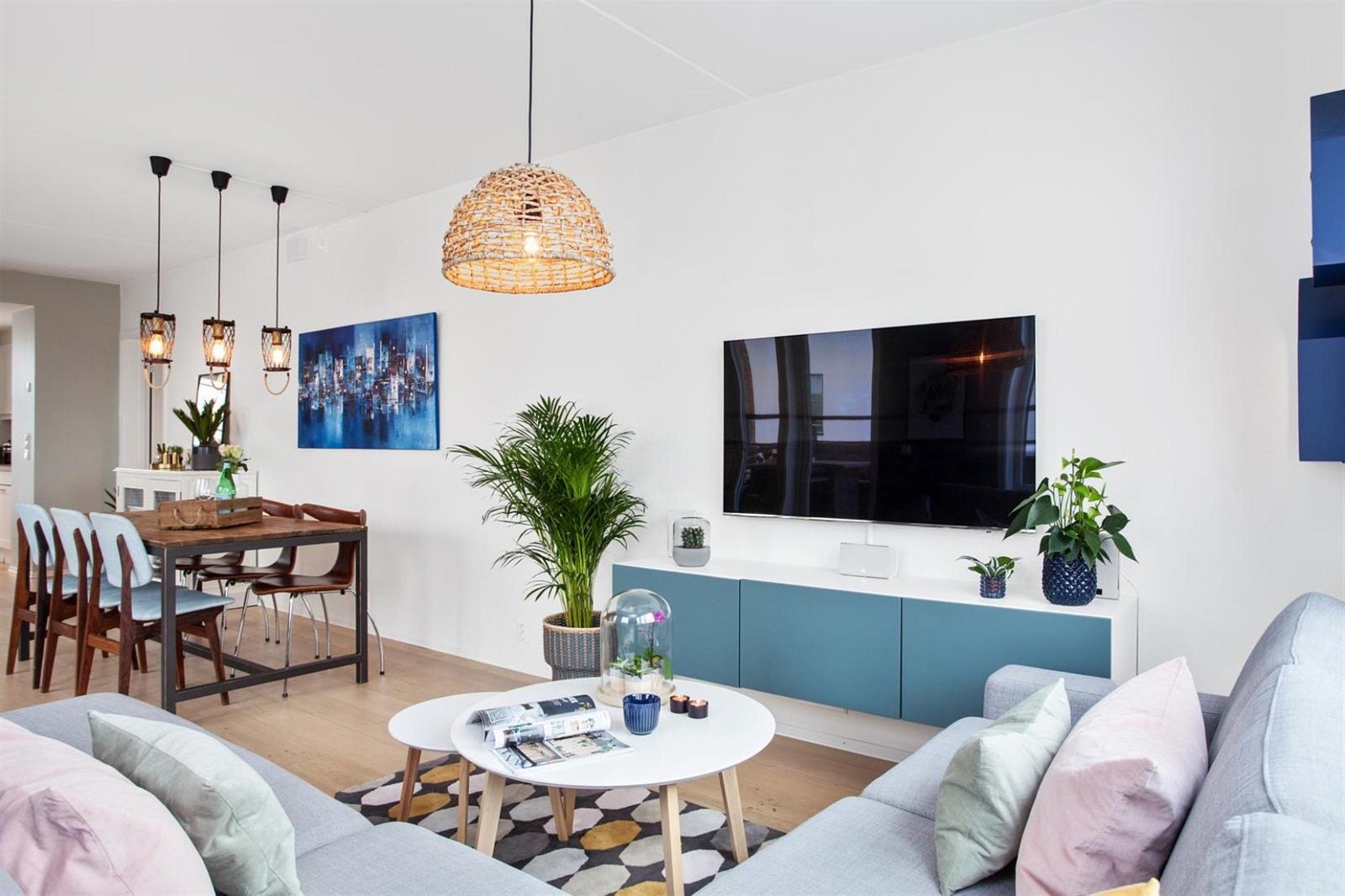 God plass til sofagruppe og spisebord. Galleribilde