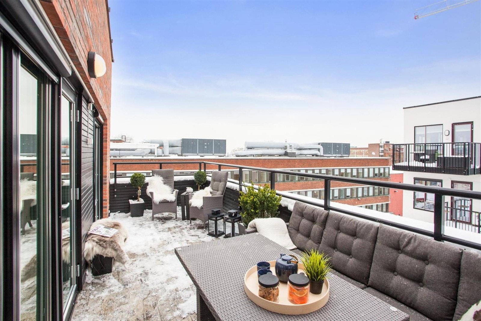 Terrassen har god plass til sittegruppe Galleribilde