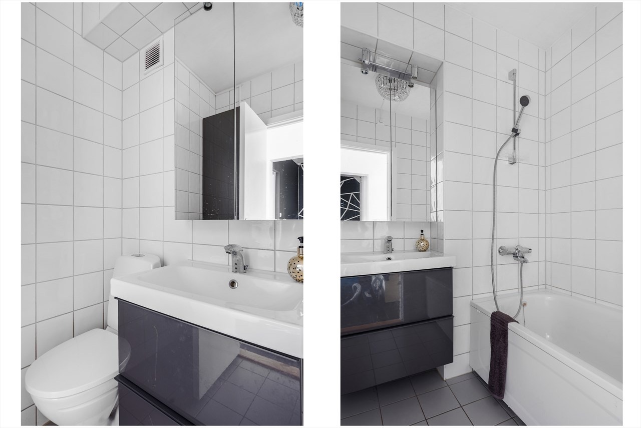 Her finner du en hvit servant, overskap med speilfront, under og overskap med høyglans fronter, badekar og et gulvmontert toalett Galleribilde