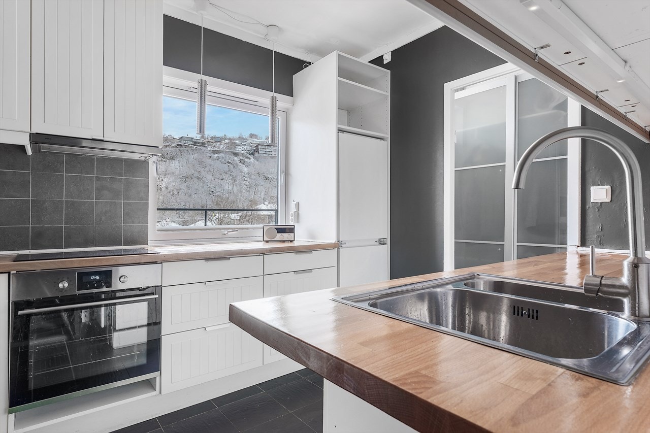 Leiligheten har kjøkkenet i eget rom og dette er blitt oppgradert i 2014. Galleribilde