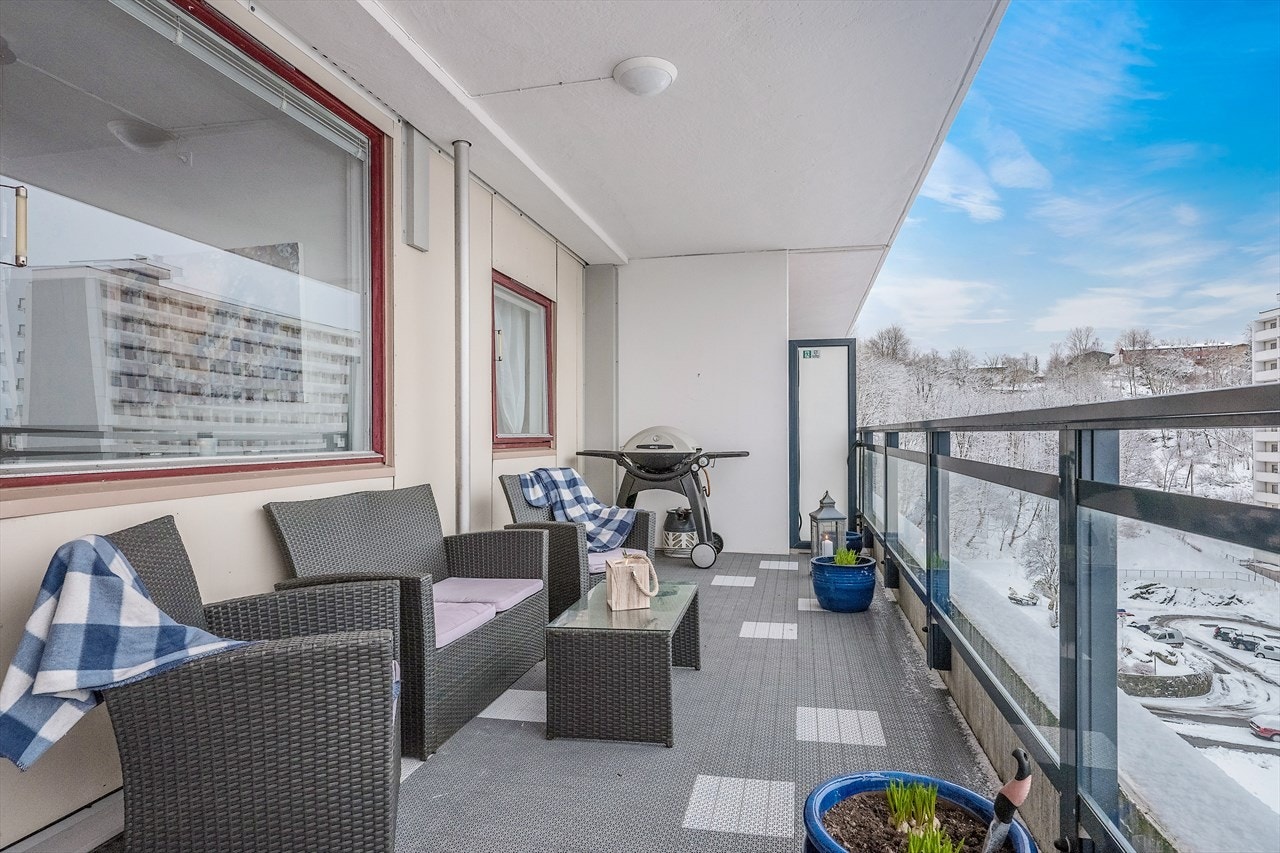 Verandaen har en veldig god størrelse og her er det god plass til både grill og en sittegruppe. Galleribilde