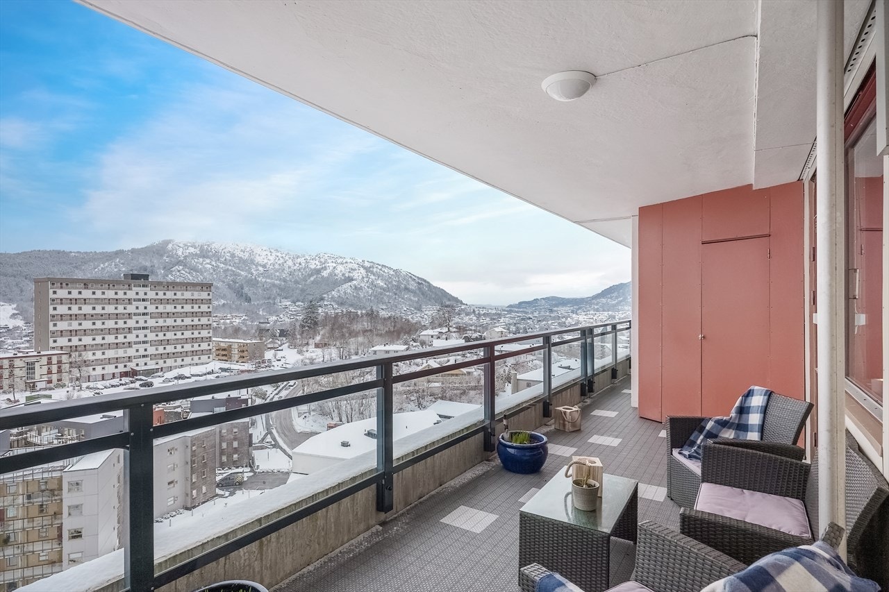 Rekkverket er av betong, metall og glass og er sikkert slik at barna også kan være her ute. Galleribilde