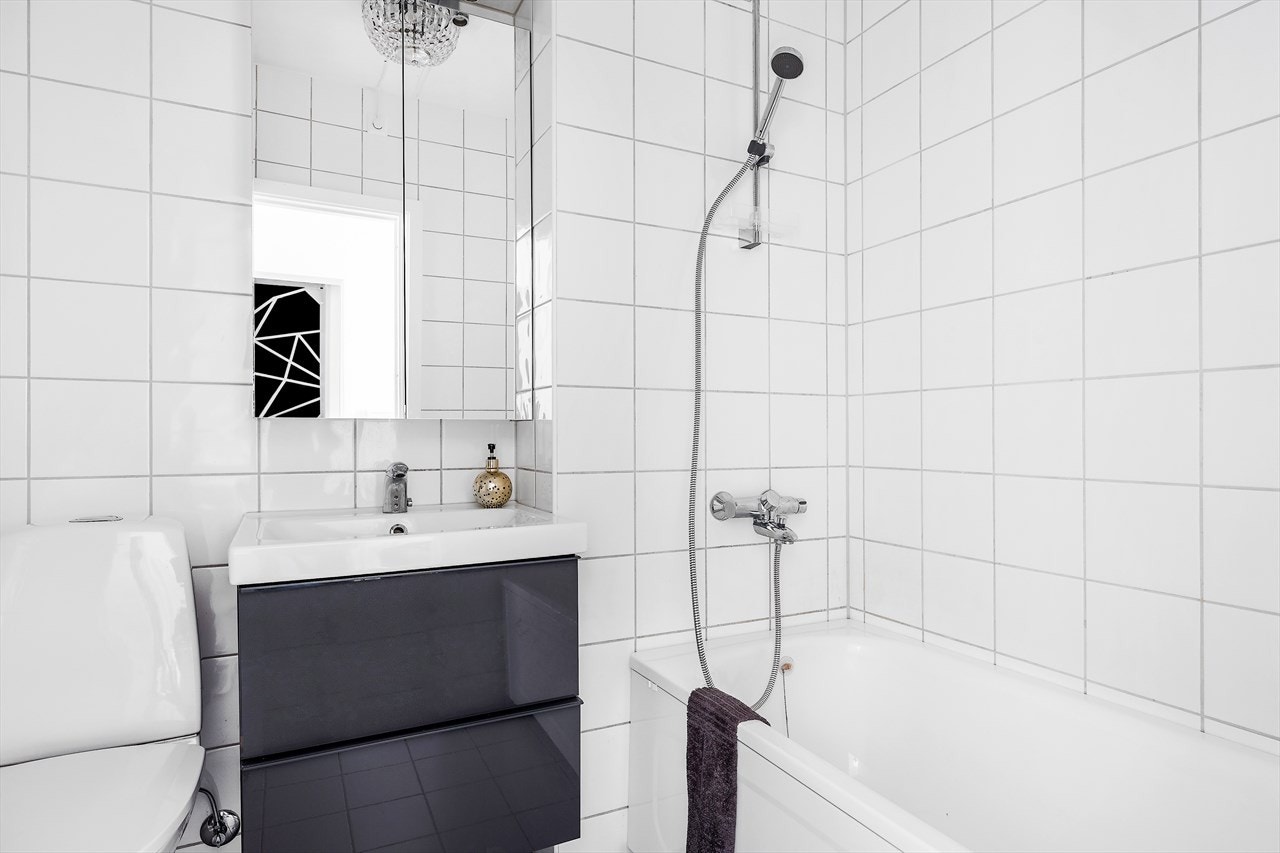 Badet er er på ca 3,2m2 og er også oppgradert i 2014 av Flesland Flis. Galleribilde